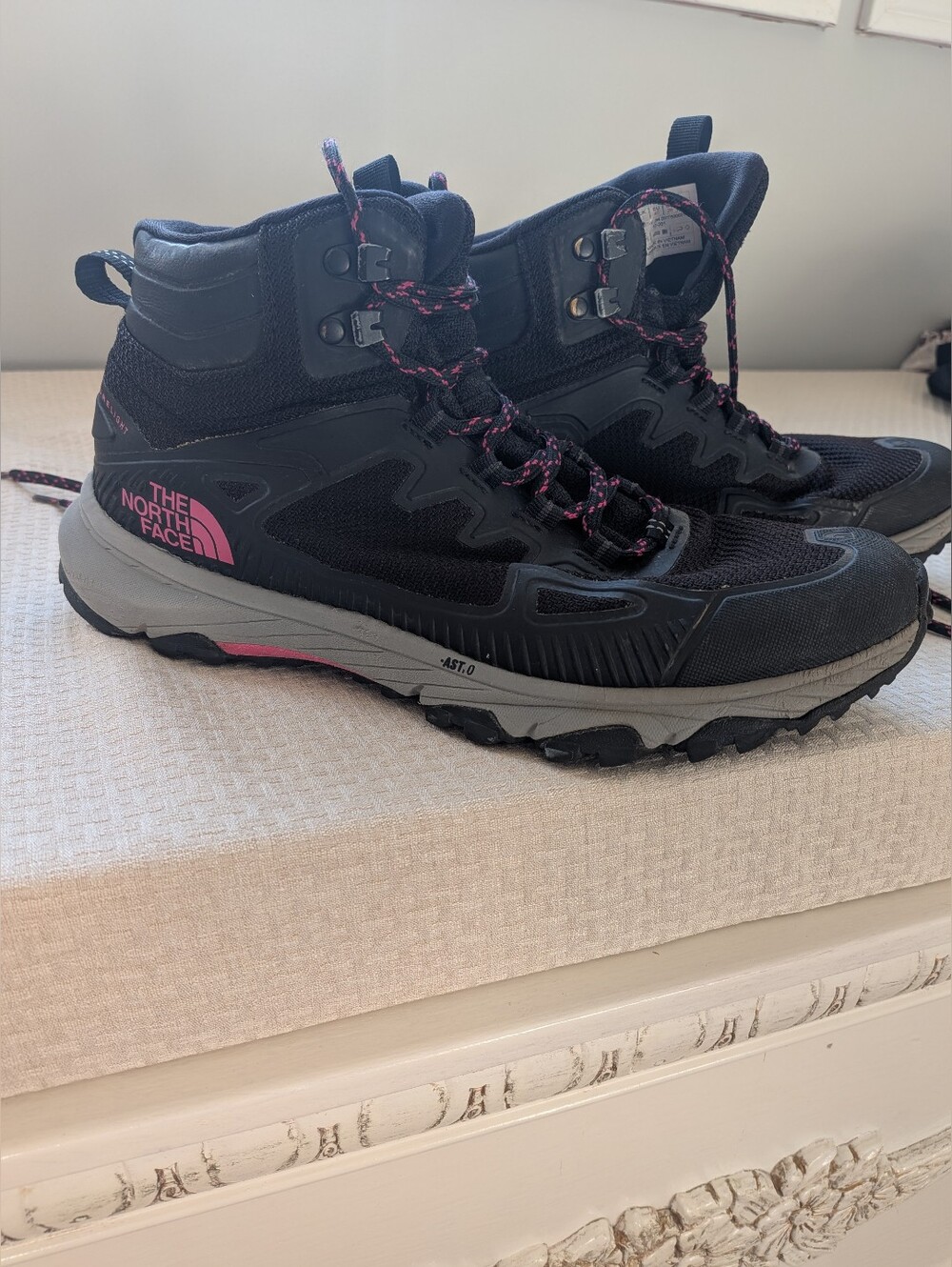 HIKING BOOTS WOMENS LIKE NEW The North Face